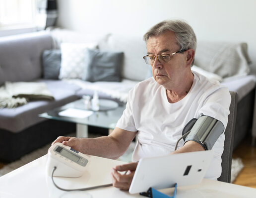 Який тонометр  краще купити для людини похилого віку?