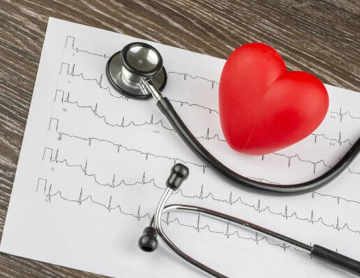 У чому різниця між тахікардією і аритмією?