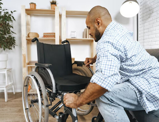 Как правильно садиться в инвалидную коляску?