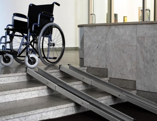 Как правильно спускать инвалидную коляску?