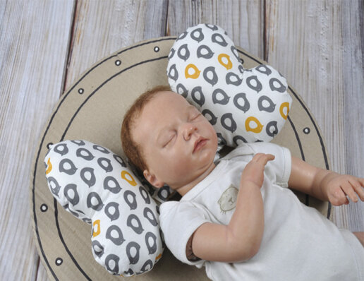 Как использовать ортопедическую подушку для новорожденных
