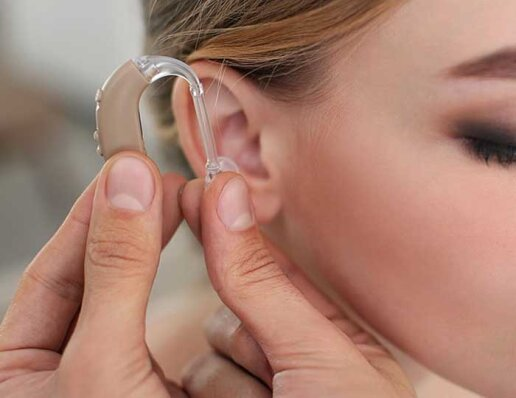 Чим відрізняється слуховий апарат від підсилювача звуку