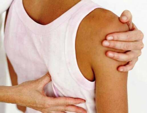 Чому болить під лопаткою?