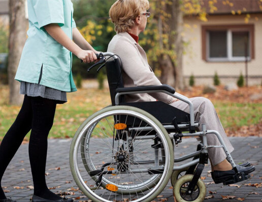 Як вибрати інвалідний візок для людини після інсульту