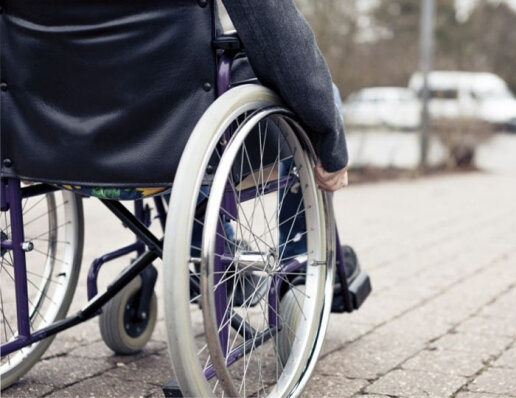 Інвалідний візок для квартири та для вулиці: в чому різниця