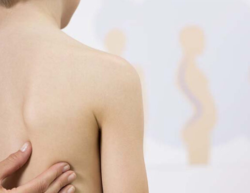 Болі між лопатками