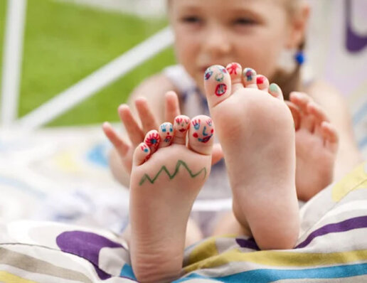 Чи потрібне дитині дитяче ортопедичне взуття під час плоскостопості?