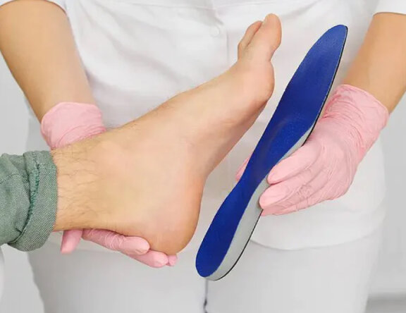 У чому різниця між ортопедичними та анатомічними устілками