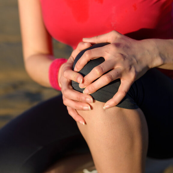 Болит колено: симптомы, причины, лечение