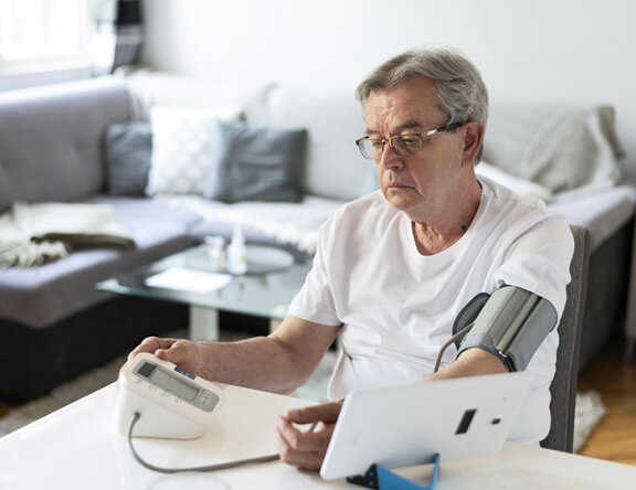 Який тонометр  краще купити для людини похилого віку?