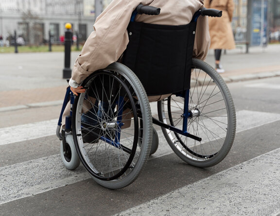 Чим відрізняється інвалідне крісло від інвалідного візка?