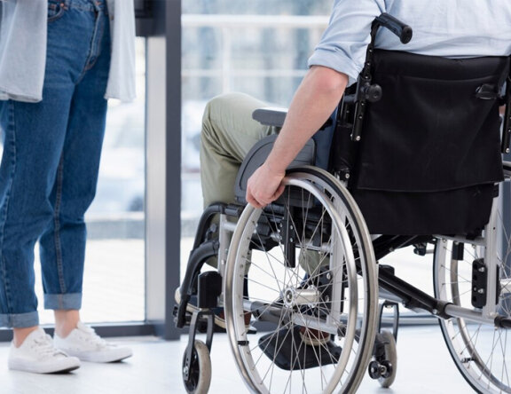 Що означає інвалідний візок з ручним приводом?