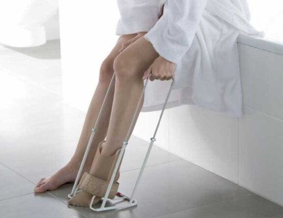 Как надевать компрессионные чулки?