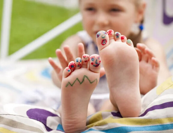 Нужна ли ребенку детская ортопедическая обувь при плоскостопии?